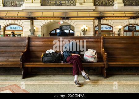 Homme sans-abri endormi dans la salle d'attente Jersey City, New Jersy, USA. Homme sans abri dormant sur les bancs de la salle d'attente de la gare. New York City Railway Station New York États-Unis d'Amérique Copyright : xGuidoxKoppesxPhotox Banque D'Images