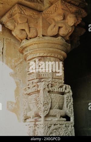 Une colonne avec ornements et sculptures dans le Temple du Soleil à Modhéna, construite en 1026. [traduction automatique] Banque D'Images