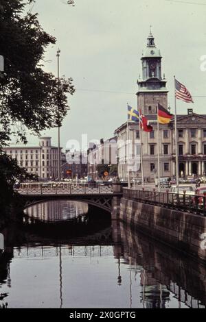 Vue de Norra Hamngatan à la place Stira Hammkanal et Gustaf Adolfs Torg devant la mairie de Göteborg [traduction automatique] Banque D'Images
