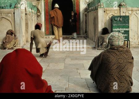 Priez devant l'entrée de la tombe de Dargah Khwaja Sahib du musulman saint Khwaja Muin-du-DIN Chisthi à Ajmer. [traduction automatique] Banque D'Images