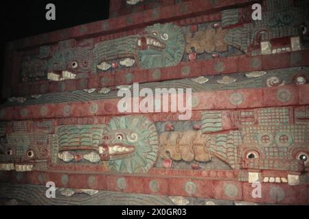 Reproduction de la base de la pyramide de Quetzalcóatl à Teotihuacan avec sa peinture originale au Musée d'anthropologie de Mexico. [traduction automatique] Banque D'Images