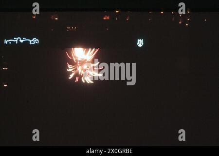 Feux d'artifice au-dessus du Nil depuis l'hôtel Cléopâtre au Caire. [traduction automatique] Banque D'Images