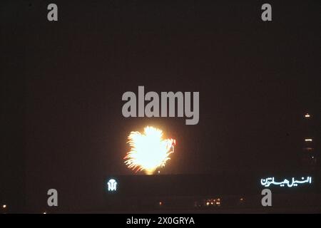 Feux d'artifice au-dessus du Nil depuis l'hôtel Cléopâtre au Caire. [traduction automatique] Banque D'Images