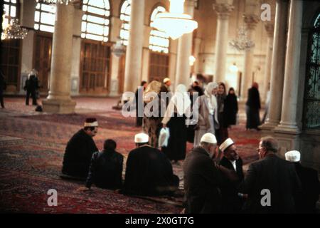 Musulmans en prière dans le hall principal de la mosquée omeyyade à Damas. [traduction automatique] Banque D'Images