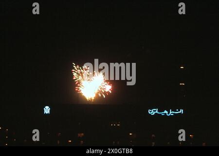 Feux d'artifice au-dessus du Nil depuis l'hôtel Cléopâtre au Caire. [traduction automatique] Banque D'Images