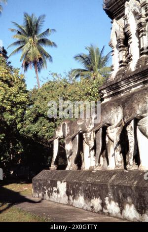 Le bâtiment le plus ancien du complexe de temple Wat Chiang Man à Chiang Mai, le Chedi Chang LOM soutenu par des statues d'éléphant [traduction automatique] Banque D'Images