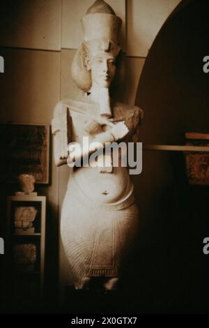 La statue du roi Amenopits IV (Également Akhenaton) au Musée national égyptien du Caire. [traduction automatique] Banque D'Images