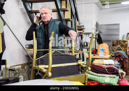 Upholsterer Talking Telephone le garçon tapissier de 75 ans fait ses derniers appels téléphoniques avant de prendre partiellement sa retraite et de déménager son entreprise à domicile. Tilburg, pays-Bas. Tilburg de Knop, Telefoonstraat Noord-Brabant Nederland Copyright : xGuidoxKoppesxPhotox Banque D'Images