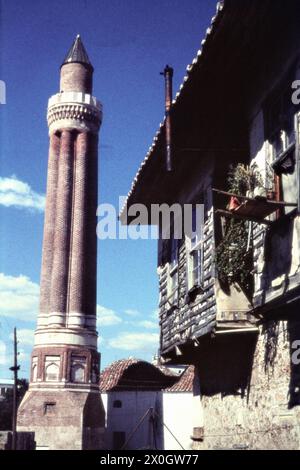 Ancienne maison turque en face du minaret de la Mosquée Yivli Minare à Antalya. [traduction automatique] Banque D'Images