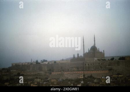 Vue depuis le minaret de la Mosquée Ibn Tulun jusqu'à la citadelle de Saladin et la Mosquée Mohammed Ali (aussi la Mosquée Alabaster) à l'est du Caire. [traduction automatique] Banque D'Images