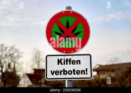 12 avril 2024 : panneau d'interdiction du cannabis, panneau avec feuille de chanvre barrée et lettrage : Kiffen verboten PHOTOMONTAGE *** cannabis Verbotsschild, Schild mit durchgestrichenem Hanfblatt und dem Schriftzug : Kiffen verboten FOTOMONTAGE Banque D'Images