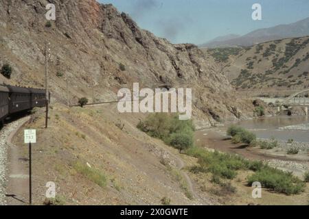 Vue depuis un train sur l'Euphrate près de Tanyeri dans les montagnes d'Anatolie. [traduction automatique] Banque D'Images