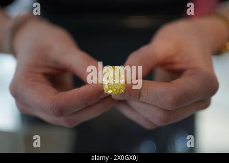 Un diamant jaune vif de fantaisie important, pesant 27,27 carats, avec une estimation de USD 1 100 000-2 000 000, l'un des objets de la prochaine vente aux enchères de bijoux de Genève à la maison de vente aux enchères Phillips dans le centre de Londres. Date de la photo : vendredi 12 avril 2024. Banque D'Images