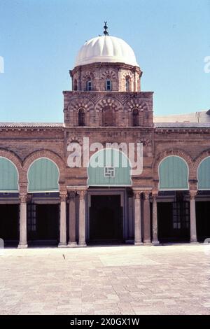 La cour devant la Mosquée EZ Zitouna (également appelée Grande Mosquée) à Tunis. [traduction automatique] Banque D'Images