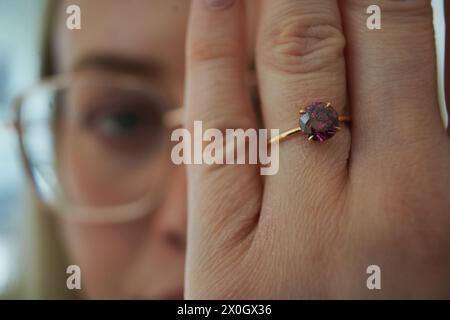 'The Argyle Phoenix', un diamant rouge pesant 1,56 carats, avec une estimation de USD 1 000 000-1 500 000, l'un des objets de la prochaine vente aux enchères de bijoux de Genève à la maison de vente aux enchères Phillips dans le centre de Londres. Date de la photo : vendredi 12 avril 2024. Banque D'Images