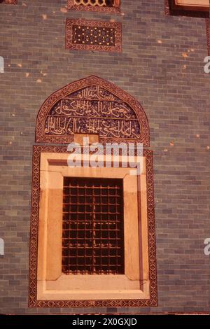 Détail des tuiles vertes à l'extérieur de la porte de la Mosquée verte Ulu Cami à Bursa. [traduction automatique] Banque D'Images