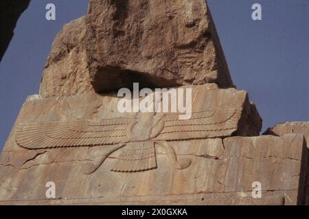 Une libération de l'Aigle d'Achaémenid dans la salle de cent colonnes du palais complexe de Persepolis. [traduction automatique] Banque D'Images