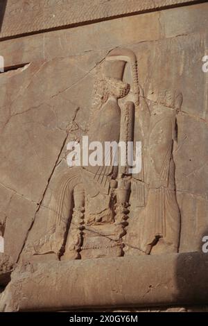 Soulagement du roi Darius sur le trône dans la salle d'une centaine de colonnes dans le palais complexe de Persepolis. [traduction automatique] Banque D'Images