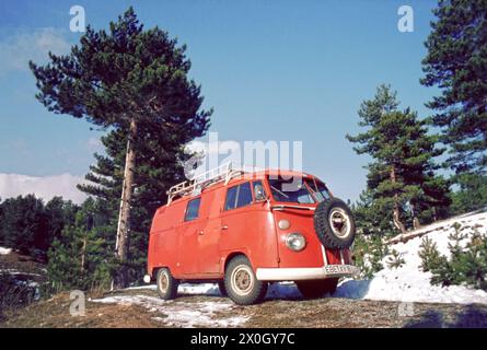 Un bus VW rouge se tient dans le paysage montagneux près de Sila en Campanie, Italie [traduction automatique] Banque D'Images