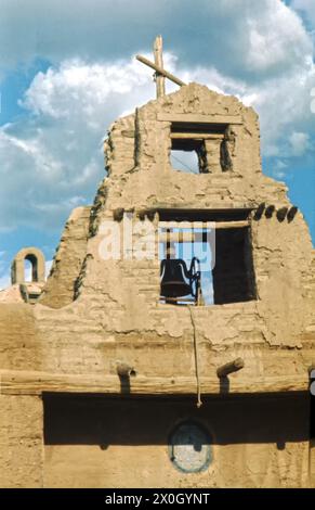 Clocher d'une mission adobe dans la ville occidentale de Old Tucson, Arizona, États-Unis. [traduction automatique] Banque D'Images