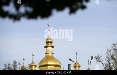 Non exclusif : KIEV, UKRAINE - 11 AVRIL 2024 - les dômes d'une église sont photographiés à Kiev, capitale de l'Ukraine. Banque D'Images