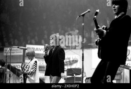 Le guitariste Brian Jones, la chanteuse Mick Jagger et le bassiste Bill Wyman (de gauche à droite) lors du premier concert du groupe rock Rolling Stones en Allemagne à Halle Münsterland à Münster. [traduction automatique] Banque D'Images