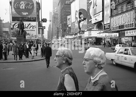 Deux femmes âgées avec des colliers de perles sur le New York Times Square. Banque D'Images