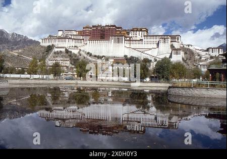 Le Palais du Potala à Lhassa au Tibet (ancien siège du gouvernement du Dalaï Lama) se reflète dans un lac. Banque D'Images