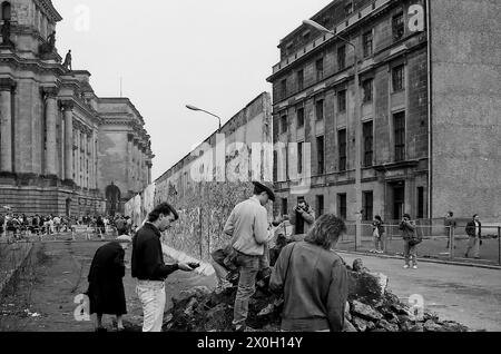 Les gens collectent les souvenirs du mur de Berlin après l'ouverture de la frontière. [traduction automatique] Banque D'Images