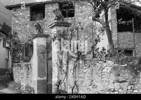 Une porte avec des lions à Menaggio sur le lac de Côme en Italie. Banque D'Images