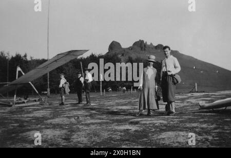 Mère et fils sur un terrain de glisse. A gauche dans la photo il y a un planeur (photo non datée). Banque D'Images