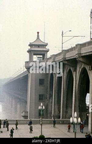 Pont routier et ferroviaire combiné sur le fleuve Yangtsé à Wuhan en Chine. Les voitures roulent dans la partie inférieure, les trains dans la partie supérieure du pont. Banque D'Images