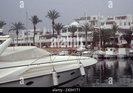 Bateaux à moteur, maisons et port de plaisance de Cala d'Or (Golden Bay) à Majorque (photo non datée). Banque D'Images