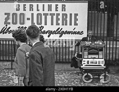 Un orgue de barbarie à jouer de la musique pour les gens en face de l'entrée de la Berlin Tiergarten. Banque D'Images