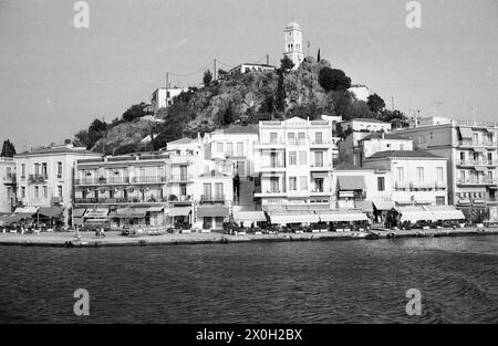 Vieille ville et tour de l'horloge sur l'île de Poros dans le golfe Saronique. Banque D'Images