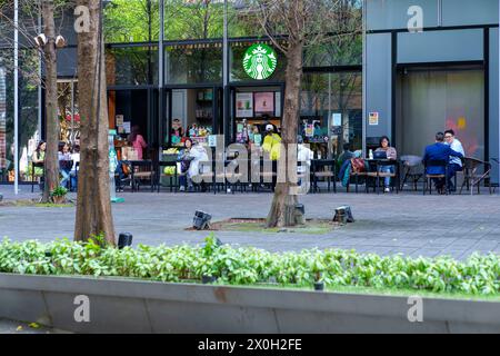 Taipei, Taiwan mars 28 2024 personnes buvant du café sur Starbucks à Taipei Banque D'Images