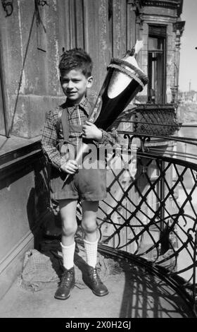 Un garçon avec un cône d'école sur un balcon à Berlin Banque D'Images
