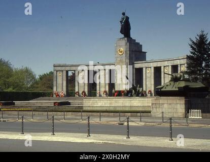 Le Mémorial soviétique de guerre du Tiergarten à Berlin-Ouest honore les soldats de l'Armée rouge tombés pendant la seconde Guerre mondiale. Sur la droite il y a un réservoir. Banque D'Images