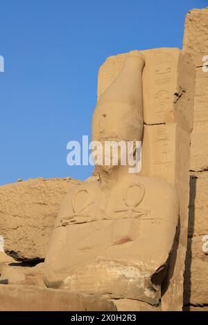 Statue d'Osiride, Temple Karnak du Pharaon Senusret 1, Louxor, Egypte Banque D'Images