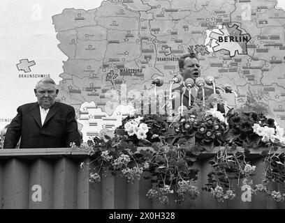 Le maire de Berlin, Willy Brandt avec Ludwig Erhard, lors d'un discours à l'occasion du premier anniversaire de la construction du mur de Berlin, en face de l'Hôtel de Ville de Schöneberg à Berlin. Banque D'Images