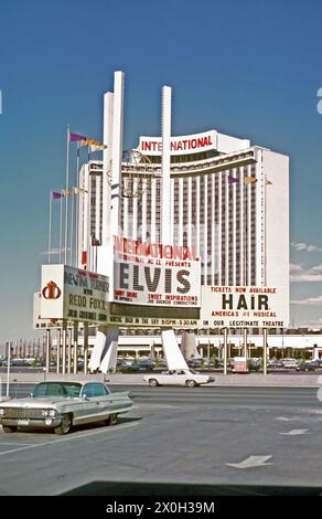 L'Hôtel International à Las Vegas annonce les représentations d'Elvis Presley, ainsi que d'Ike et Tina Turner [traduction automatique] Banque D'Images