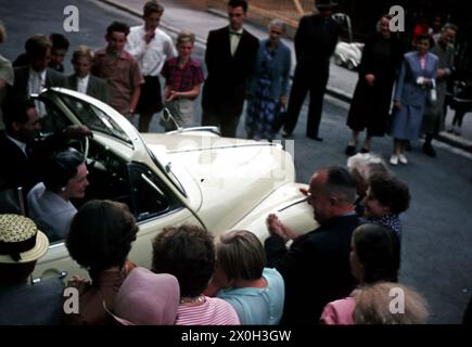 Begum Aga Khan dans une limousine entourée de fans à Bayreuth au Richard Wagner Festival. (Pas d'autorisation du modèle). Banque D'Images