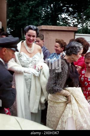 Begum Aga Khan (à gauche) en robe de soirée au Festival de Bayreuth. Banque D'Images