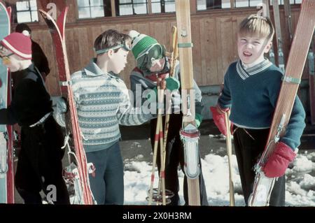 Garçons avec des skis à la main au Tyrol. Banque D'Images