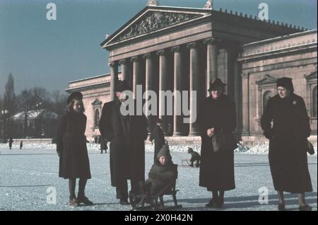 Une famille se tient juste en face de la Glyptothèque de Munich sur la Koenigsplatz en hiver. Banque D'Images