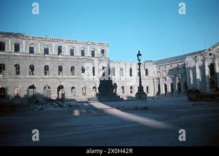 Le Residenz qui a été détruit pendant la Seconde Guerre mondiale à Munich. Sur la droite est le Théâtre National. Banque D'Images