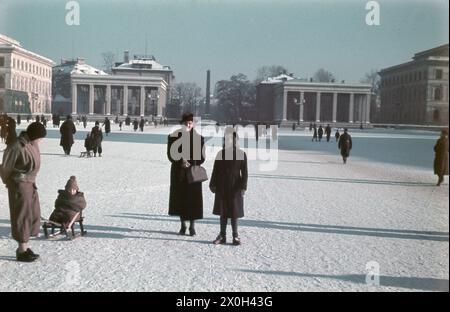 Deux femmes se tiennent à l'Koenigsplatz à Munich (photo non datée). Banque D'Images