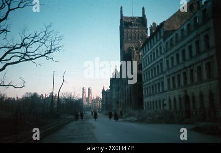 Sur la droite, le palais de justice de derrière, sur la gauche de l'ancien jardin botanique. Dans l'arrière-plan, les deux tours de l'église Frauenkirche. Il y a encore des gravats avant le palais de justice. (Photo non datée) Banque D'Images