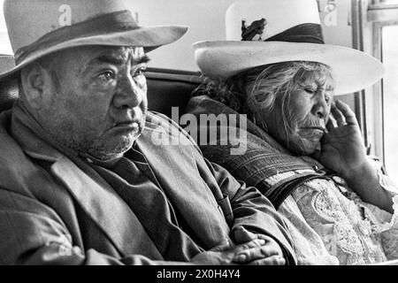 Un couple riche sur le train fatigant voyage de Huancayo, dans les hauts plateaux des Andes, jusqu'à Lima. [traduction automatique] Banque D'Images