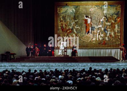 Le Pape Paul VI lors de son audience dans la salle d’audience du Vatican, entouré de dignitaires de l’église et de gardiens suisses [traduction automatique] Banque D'Images